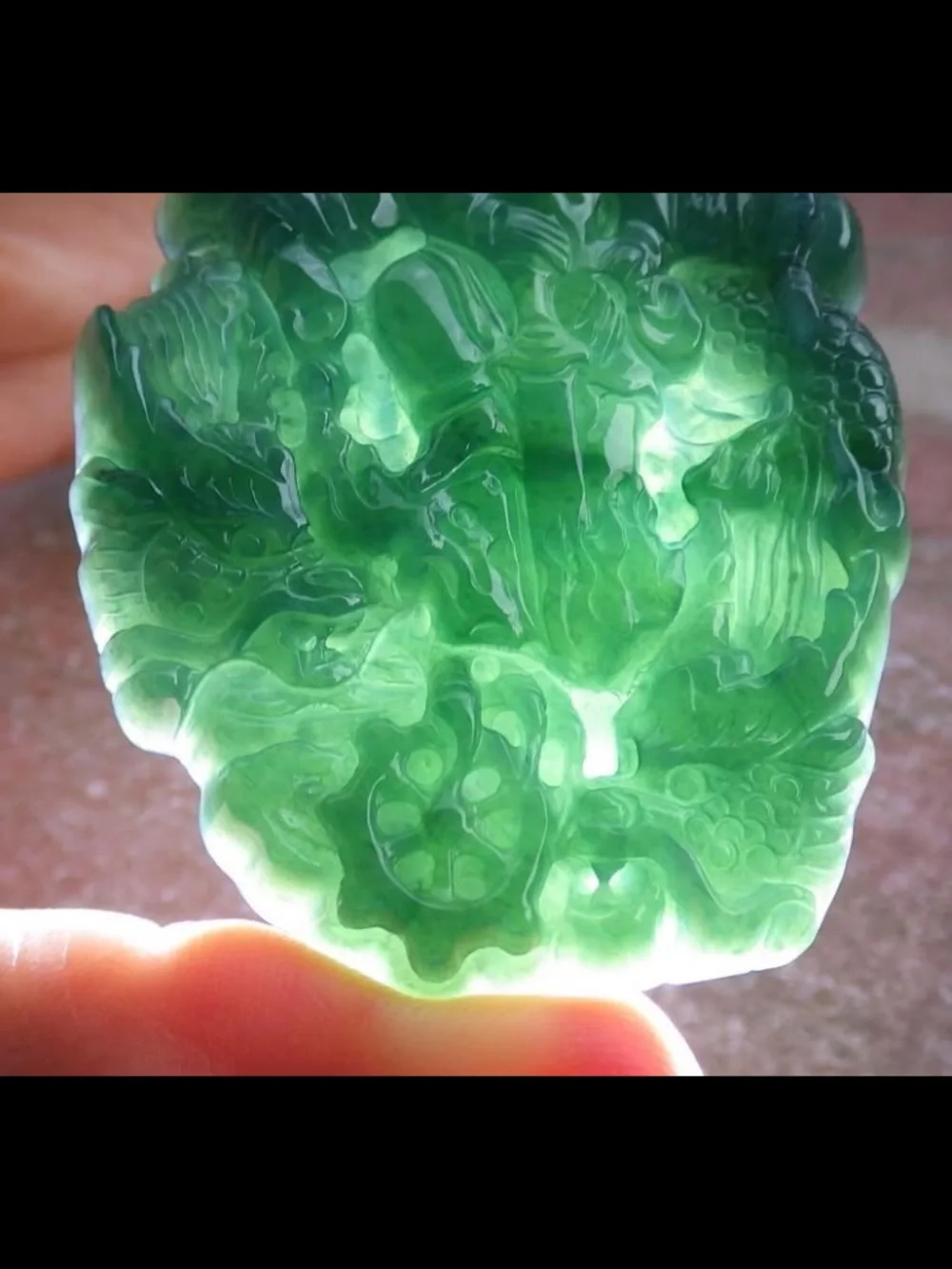 Exquisite carved jadeite jade green certificate guanyin kwan yin dragon pendant